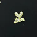 Abalorio flotante 'Love' en forma de corazón dorado con perlas blancas y diamantes de imitación - Corazón Love de Perlas Artificiales (35) / Paquete de 10 / Dorado