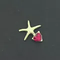 Colgante de estrella de mar dorada con cristal de corazón rojo para joyas DIY - Accesorio Estrella de Mar Corazón (44) / Paquete de 10 / Dorado con Diamantes de Imitación Rojos