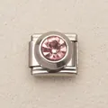 Macro dettaglio di un charm modulare in acciaio inossidabile con cristallo rosa per bracciali. - Rosa chiaro