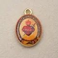 Vue détaillée d'un pendentif ovale vintage Cœur Sacré avec motifs d'épée et de roses. - Style Sacré-Cœur (4)