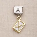 Vue détaillée d'un pendentif enveloppe doré avec cœur pour bracelet à maillons italiens - Style Cœur Enveloppe Or