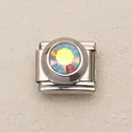 Dettaglio ravvicinato di un modulo per bracciale italiano in acciaio con cristallo arcobaleno - Bianco Iridescente
