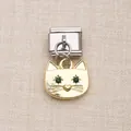 Gros plan détaillé d'un pendentif tête de chat doré avec des yeux en cristal vert - Style Tête de Chat Yeux Verts Or