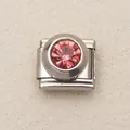 Dettaglio di pietra di cristallo rosa incastonata in maglia charm italiana in acciaio - Rosa Fucsia