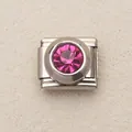 Dettaglio ravvicinato di una maglia charm italiana in acciaio con grande cristallo rosa tondo. - Viola scuro