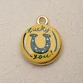 Pendentif fer à cheval vintage doré avec inscription 'Lucky you!' sur fond jaune - Style Fer à Cheval (2)