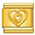 Dettaglio ravvicinato del charm a cuore dorato per bracciale componibile italiano - Triplo cuore nidificato dorato (ICY1397-2)