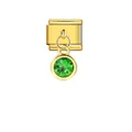 Dettaglio macro di un charm componibile italiano dorato con ciondolo in cristallo verde - Agosto Peridoto (ICG494) / Oro