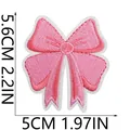 Detailierter rosa Schleifen-Stickaufnäher mit Maßen von 5,6 cm Höhe und 5 cm Breite - Einfache rosa Schleife (C6AX-09-04)