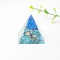 Pirámide artesanal de resina azul de 3 cm con piedras turquesas decorativas - 3cm / Turquesa