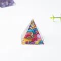 Pirámide de resina artesanal con cristales naturales de colores y pan de oro. - 3cm / Concha de Abulón