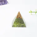 Pequeña pirámide de resina de cristal de 3cm con grava de peridoto y copos de oro - 3cm / Peridoto