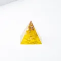 Pirámide hecha a mano de 3 cm de resina de cristal amarillo natural y pan de oro - 3cm / Citrino