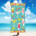Mikrofaser-Strandtuch mit buntem Cocktail- und Fruchtprint, ideal für den Strandurlaub. - Sommertee