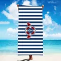 Nautisches blau-weiß gestreiftes Mikrofaser-Strandtuch mit zentralem Anker-Emblem - Ozeantraum