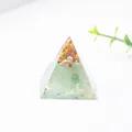 Pirámide artesanal de 3cm de resina con piedras verdes naturales y pan de oro - 3cm / Aventurina verde