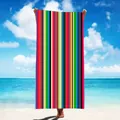 Buntes vertikal gestreiftes Mikrofaser-Strandtuch für schnelles Trocknen und Schwimmen - Mehrfarbige Geometrische Streifen