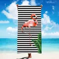 Schnelltrocknendes Mikrofaser-Strandtuch mit Flamingo-Motiv und Streifen-Design - Flamingo