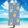 Saugfähiges Mikrofaser-Strandtuch mit dunkelblauen Streifen und gelbem Ananasmuster - Ananas