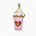 Dettaglio di un ciondolo a forma di coppa di gelato rosa con motivo a cuore e panna bianca. - Coppa di Gelato Rosa (7)