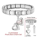 Vista macro detallada del relicario de corazón DIY y la pulsera de dijes italiana. - Estilo Guardapelo Corazón Relieve Floral (S-DZ-ICG944-1)