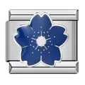 Vista dettagliata di un charm a fiore in smalto blu per bracciali a maglie italiane - Stile Sakura Blu (ICJ136-1)