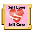 Charm modulaire italien avec texte 'Self Love Self Care' et cœur rose sur base dorée. - Motif de Citation Self Love Or (ICP-JFAA0041-2) / 5 Pièces/Paquet