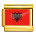 Vue macro détaillée d'un charm italien doré arborant le design du drapeau de l'Albanie - Drapeau de l'Albanie / Or