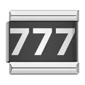 Dettaglio della maglia charm italiana in acciaio inox con numero 777 inciso su nero - Stile Numero Fortunato 777 (ICK013)