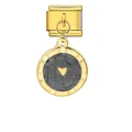 Gros plan d'un charm modulaire doré avec un pendentif rond gravé d'un cœur - Cœur Noir (G572-4-3)