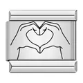 Dettaglio macro di un charm italiano in acciaio inossidabile con motivo cuore mano - Gesto del Cuore (ICK528)