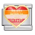 Macro-opname van hart Italiaanse charm link met gekleurde strepen en girl in red - Kleurrijke Streep Hart Script (ICJ1107)