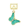Dettaglio di un ciondolo a farfalla in smalto turchese su una maglia di bracciale dorata - Farfalla Verde (Chiusura Dorata)