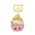 Dettaglio di un simpatico charm a forma di cupcake rosa con cuori per bracciale - Sundae / Oro