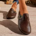 Sabots marron tressés pour femmes avec boucle réglable et semelle plate décontractée - Brun Foncé
