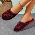 Pantofole chiuse in velluto bordeaux da donna con ricami di fiori in paillettes - 36 / Borgogna