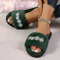 Pantofole eleganti in ecopelliccia verde scuro con fiori di strass luccicanti - 36-37 / Floreale con strass e perle / Verde