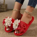 Pantofole di peluche rosso vivace con eleganti fiori 3D per il massimo comfort domestico - 36-37 / Fiore / Rosso