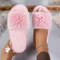 Pantofole in peluche rosa con pompon floreale decorativo, ideali per il relax. - 36-37 / Floreale / Rosa