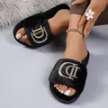 Pantofole da donna in ecopelliccia nera con elegante fibbia in metallo oro. - 36-37 / Stile Lettera D / Nero