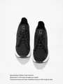 Detail van zwarte ademende strass sneakers met een dikke zool en vetersluiting. - 35 / Zwart