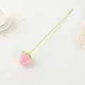 Detalle de fresa rosa tejida a mano a ganchillo en un largo tallo verde decorativo - Fresa Rosa