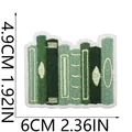 Vista dettagliata della toppa ricamata a libri, dimensioni 6 cm x 4,9 cm - 4.9x6cm
