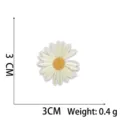 Dettaglio di una toppa ricamata margherita bianca da 3cm con centro giallo e retro adesivo. - Margherita Beige (12#) / 3x3cm