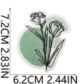 Dettaglio toppa ricamata floreale con dimensioni 7,2 x 6,2 cm per decoro vestiti - 7.2x6.2cm