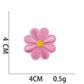 Detailansicht eines rosa bestickten Gänseblümchen-Aufnähers mit Maßangaben von 4 cm - Rosa Gänseblümchen (15#) / 4x4cm