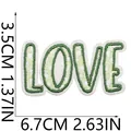 Vista dettagliata della toppa ricamata LOVE verde con dimensioni di 3,5 x 6,7 cm - 3.5x6.7cm