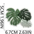 Vista dettagliata delle dimensioni della toppa ricamata foglia di monstera verde. - 5x6.7cm