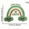 Écusson thermocollant arc-en-ciel vert avec texte YOU ARE LOVED de 7,1 x 5,7 cm - Style 1 (Écusson Anglais Dessin Animé 1#) / 1 Pièce