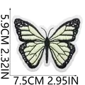 Vista dettagliata delle dimensioni della toppa ricamata a farfalla verde per vestiti. - 7.5x5.9cm